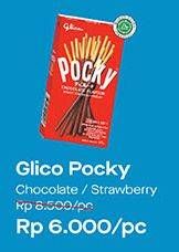 Promo Harga GLICO POCKY Stick Chocolate Flavour, Strawberry Flavour  - Alfamidi