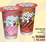 Promo Harga MEIJI YAN YAN Biskuit Stick Chocolate, Strawberry 50 gr - LotteMart