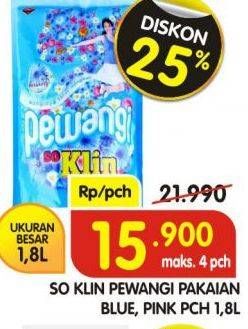 Promo Harga SO KLIN Pewangi Biru, Merah 1800 ml - Superindo