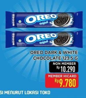 Promo Harga Oreo Biskuit Sandwich Dark And White Chocolate 123 gr - Hypermart