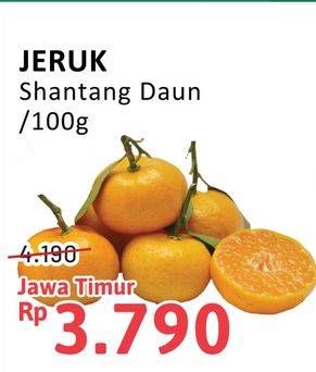 Promo Harga Jeruk Shantang Daun per 100 gr - Alfamidi