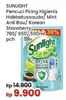 Promo Harga Sunlight Pencuci Piring Higienis Plus With Habbatussauda, Anti Bau With Daun Mint, Korean Strawberry 560 ml - Indomaret