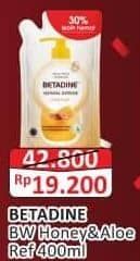 Promo Harga Betadine Natural Defense Body Wash Manuka Honey Moisturising Aloe Vera 400 ml - Alfamart
