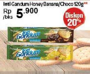 Promo Harga INDOFOOD Biskuit Inti Gandum Honey Banana, Chocolate 120 gr - Carrefour