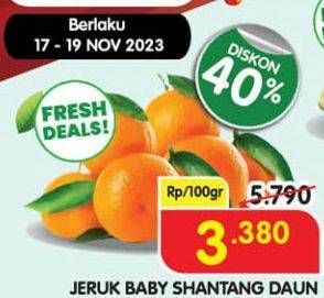 Promo Harga Jeruk Baby Shantang Daun per 100 gr - Superindo