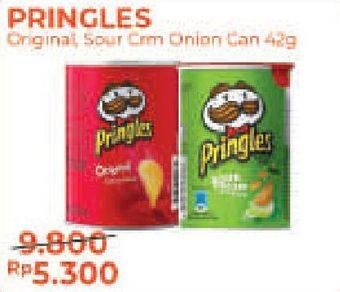 Promo Harga PRINGLES Potato Crisps Sour Cream Onion, Original 42 gr - Alfamart