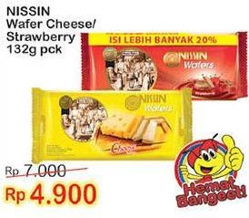 Promo Harga NISSIN Wafers Cheese, Strawberry 132 gr - Indomaret