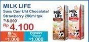 Promo Harga Milk Life UHT Cokelat, Stroberi 200 ml - Indomaret