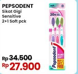 Promo Harga Pepsodent Sikat Gigi Double Care Sensitive Soft 3 pcs - Indomaret