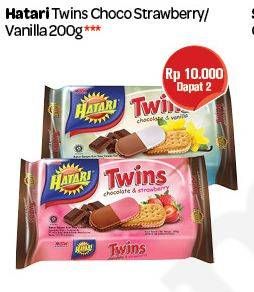Promo Harga ASIA HATARI Twins Cream Biscuits Chocolate Strawberry, Chocolate Vanilla per 2 bungkus 200 gr - Carrefour