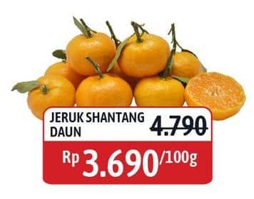 Promo Harga Jeruk Shantang Daun per 100 gr - Alfamidi