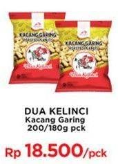 Promo Harga Dua Kelinci Kacang Garing 200/180gr  - Indomaret