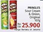 Promo Harga PRINGLES Potato Crisps Sour Cream Onion, Original 107 gr - LotteMart