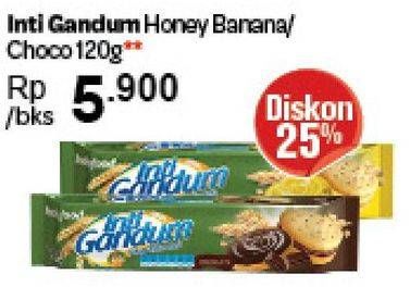 Promo Harga INDOFOOD Biskuit Inti Gandum Honey Banana, Chocolate 120 gr - Carrefour