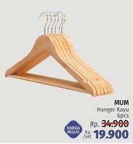 Promo Harga MUM Hanger Kayu  - LotteMart