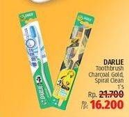 Promo Harga Darlie Toothbrush Charcoal Gold, Spiral Clean  - LotteMart