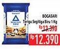 Promo Harga Bogasari Tepung Terigu Segitiga Biru 1000 gr - Hypermart