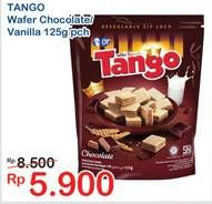 Promo Harga TANGO Wafer Chocolate, Vanilla Milk 125 gr - Indomaret