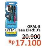 Promo Harga ORAL B Fresh Clean Black Toothbrush 3 pcs - Alfamidi