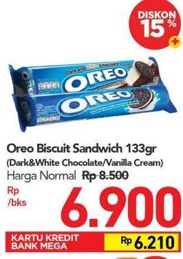 Promo Harga OREO Biskuit Sandwich Dark And White Chocolate, Vanilla 133 gr - Carrefour