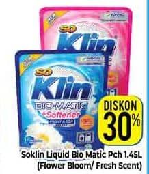 Promo Harga So Klin Biomatic Liquid Detergent +Softener Front Top Load Flower Bloom, +Softener Front Top Load Fresh Scent 1450 ml - Hypermart