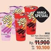 Promo Harga MEIJI YAN YAN Biskuit Stick Chocolate, Strawberry 45 gr - LotteMart