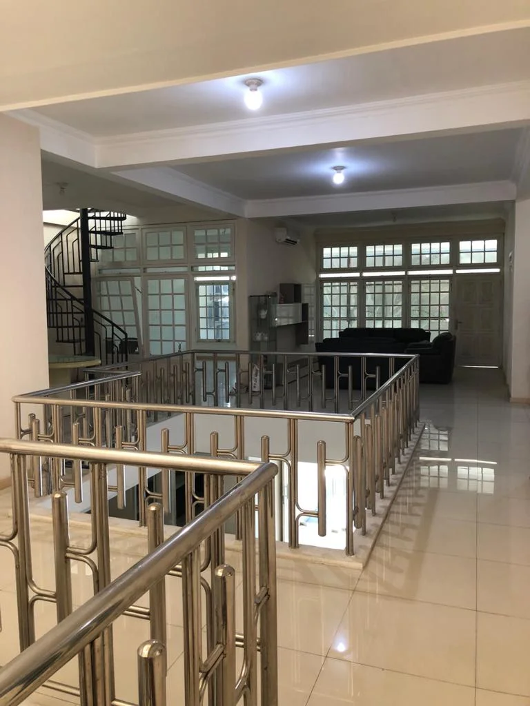 Rumah Raya Darmo Indah Surabaya — foto 6
