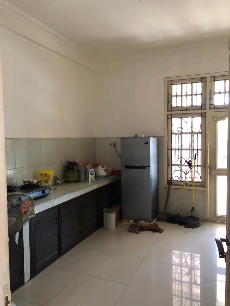 Rumah Raya Darmo Indah Surabaya — foto 9