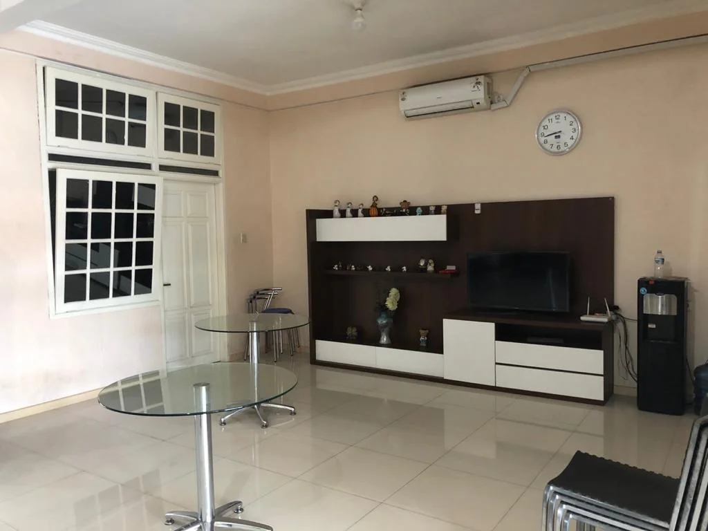 Rumah Raya Darmo Indah Surabaya — foto 2