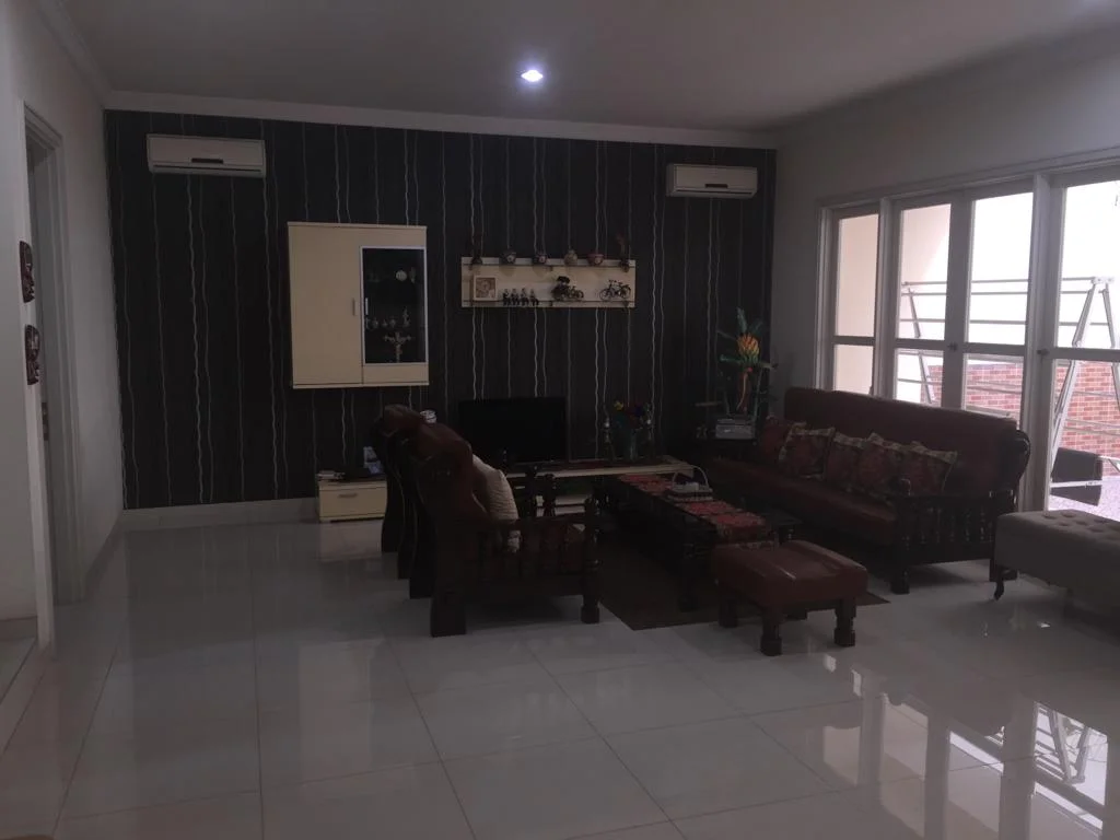 Rumah Modern Puri Galaxy Surabaya — foto 3