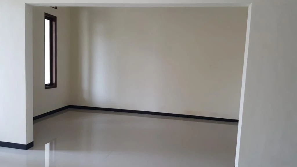 Rumah Modern Minimalis Panjang Jiwo Permai Surabaya — foto 2