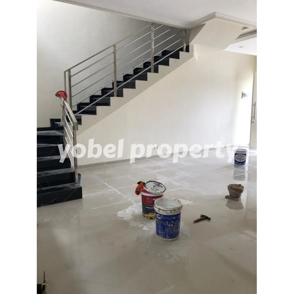 RUMAH MODERN MINIMALIS DUA LANTAI BABATAN PANTAI SURABAYA — foto 2