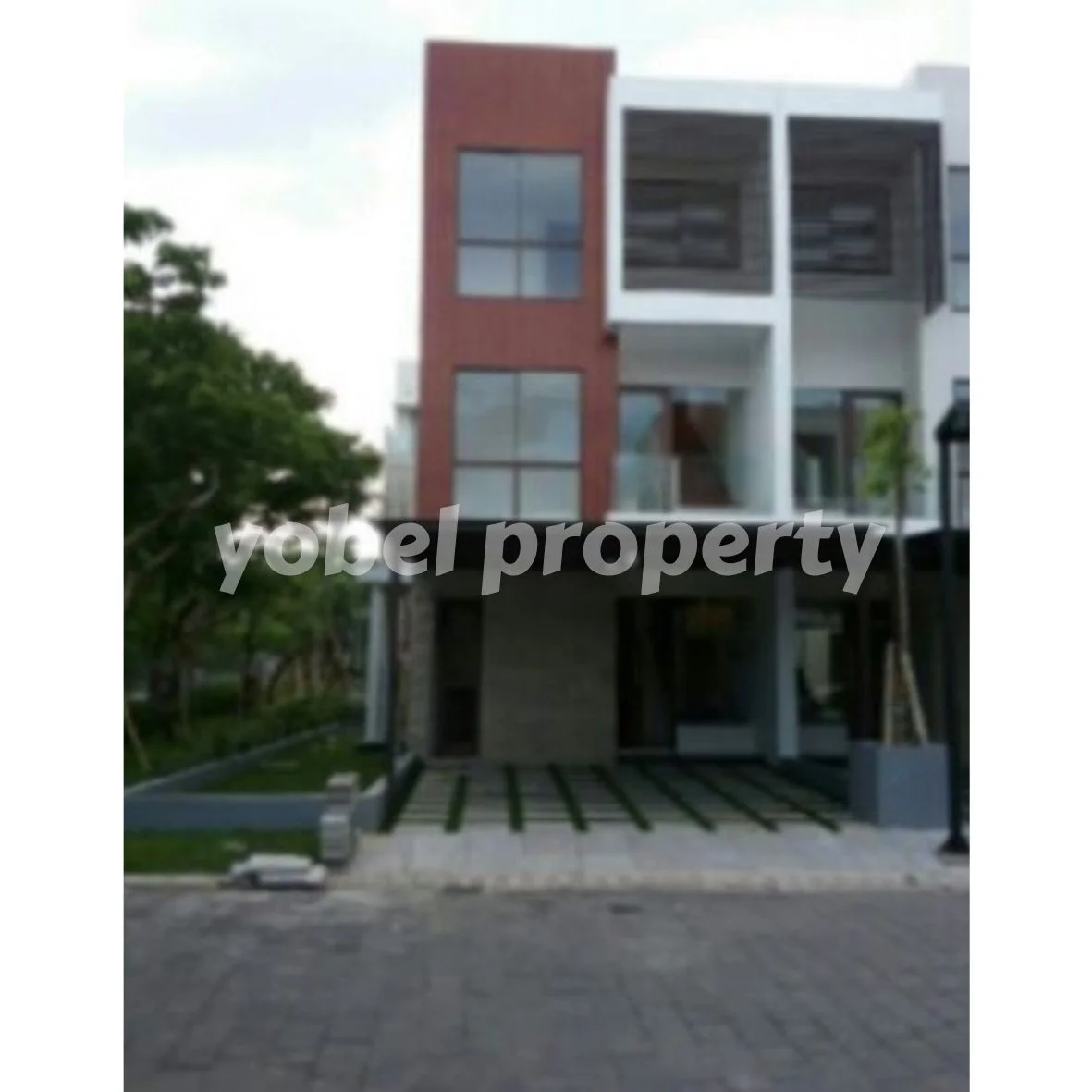 JUAL DAN SEWA RUMAH MODERN GRAHA NATURA SURABAYA — foto 1