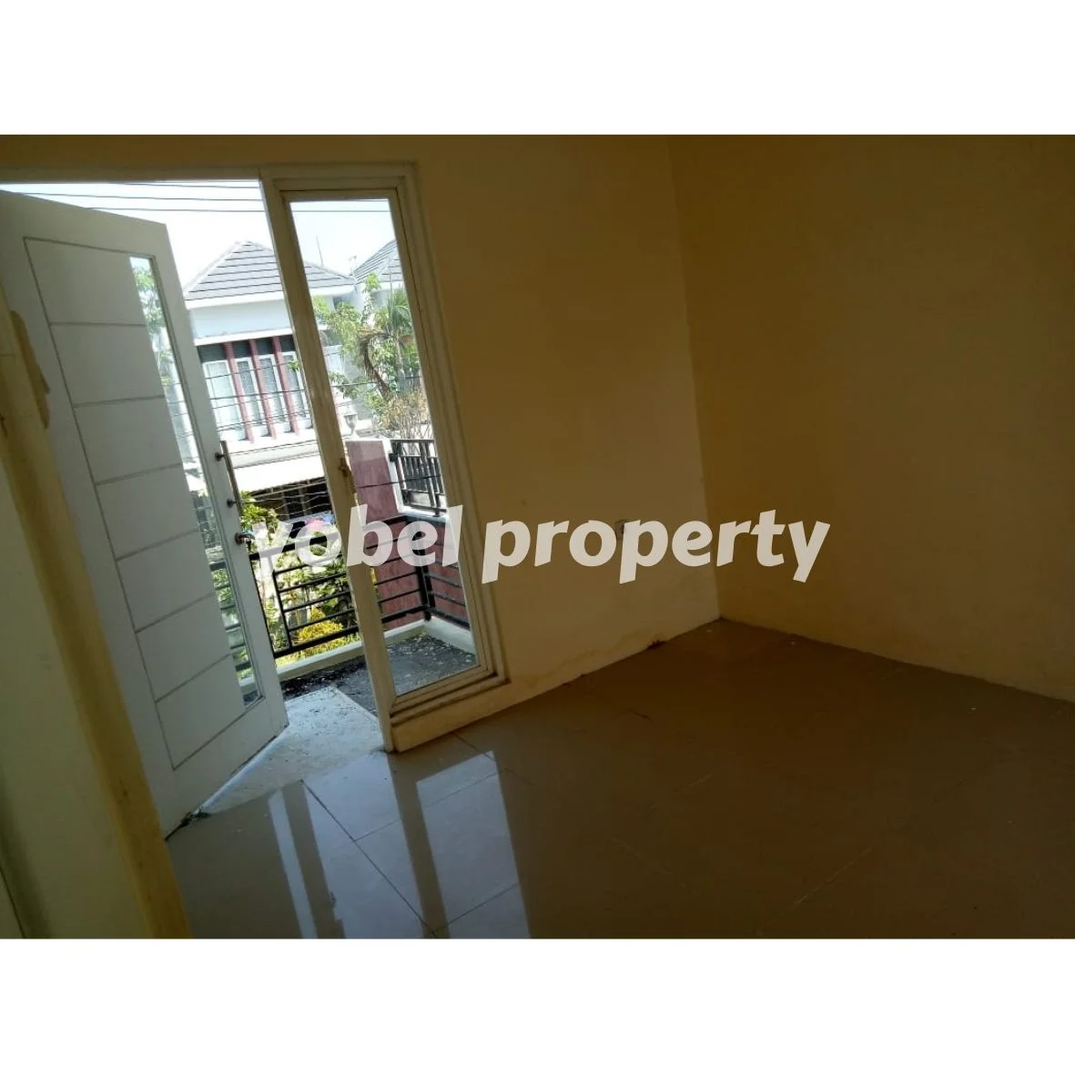 RUMAH DUA LANTAI MINIMALIS GREEN LAKE NATURAL LIVING SURABAYA — foto 7