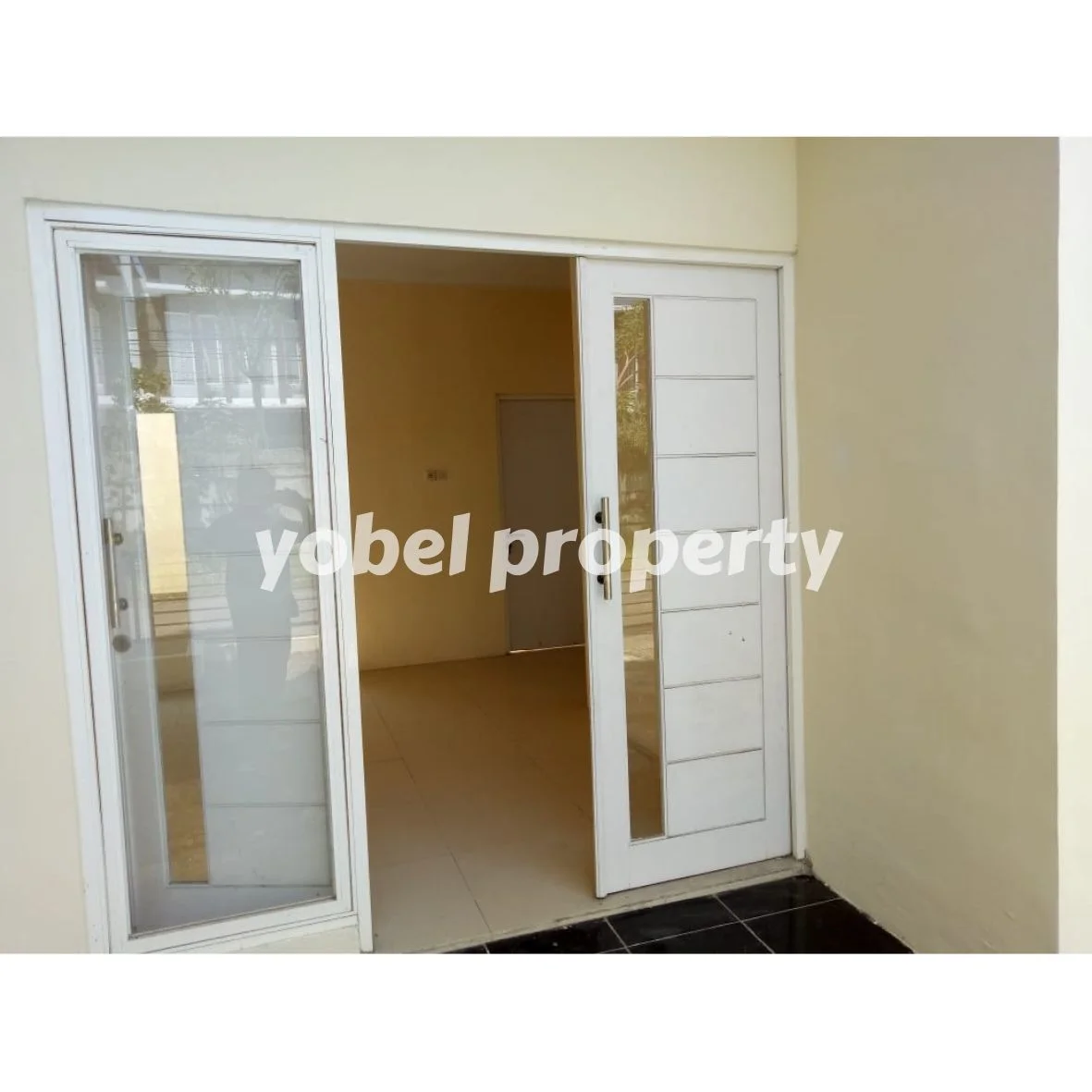 RUMAH DUA LANTAI MINIMALIS GREEN LAKE NATURAL LIVING SURABAYA — foto 2
