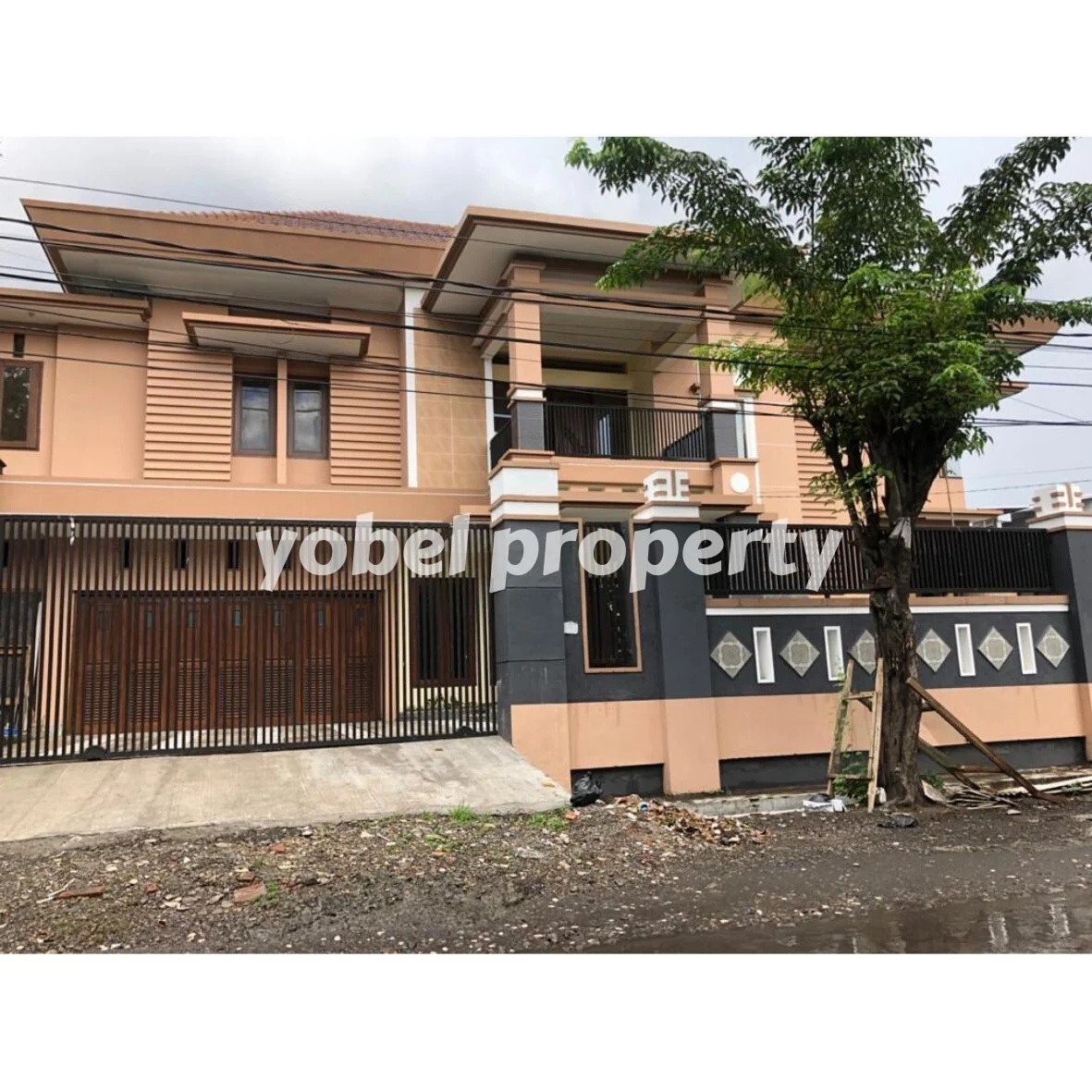 RUMAH DUA LANTAI RAYA KETINTANG SURABAYA — foto 1