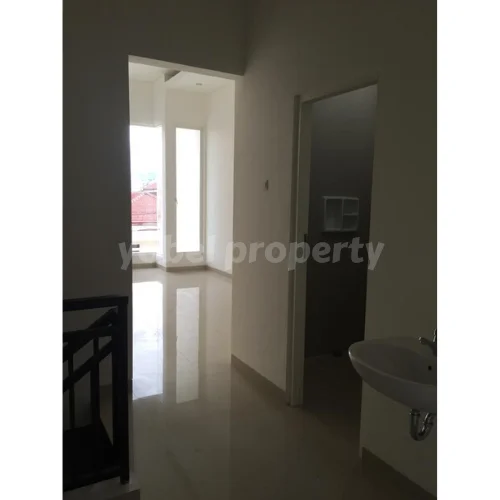 Rumah Baru Minimalis Klampis Indah Surabaya — foto 2