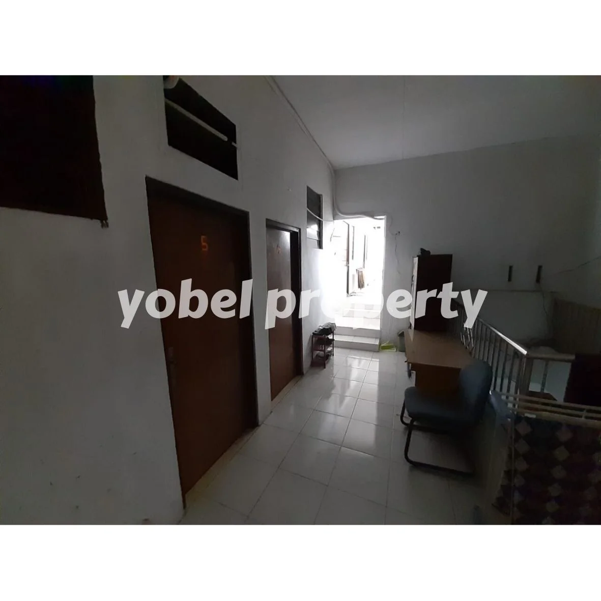 RUMAH DUA LANTAI UNTUK KOST WISMA PERMAI SURABAYA — foto 4